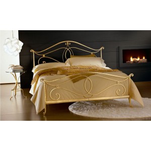 Кованая  кровать в золотом цвете